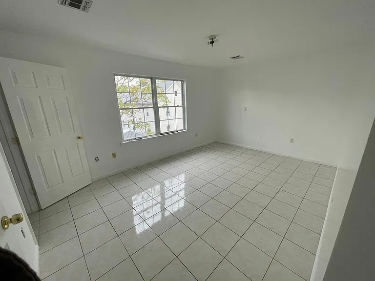 614 Bond St #2 — Photo 3