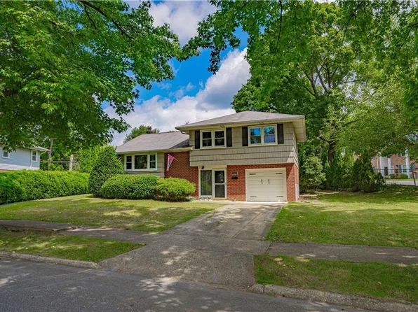 3170 Easthill Dr, Bethlehem, PA 18017