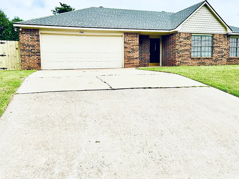 1546 N Plum Tree Dr — Photo 2