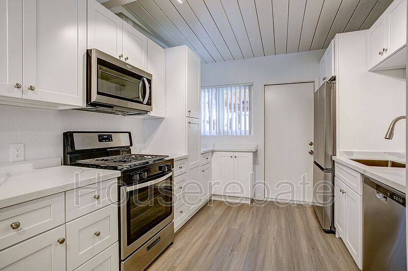1st image of 956 W 10th Ave