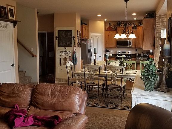 5th image of 706 W Aspen Hills Blvd