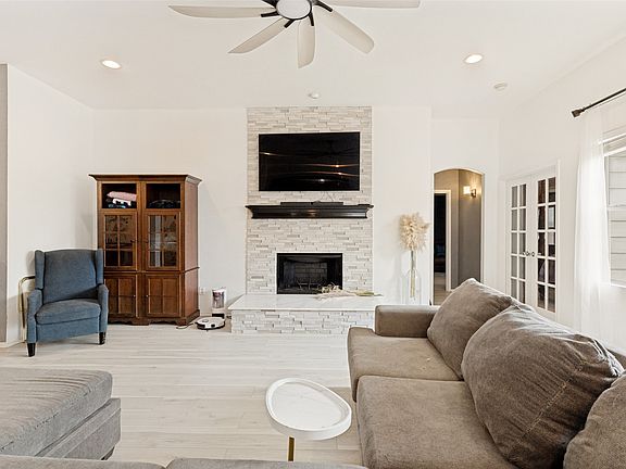 5th image of 633 Bent Oak Dr
