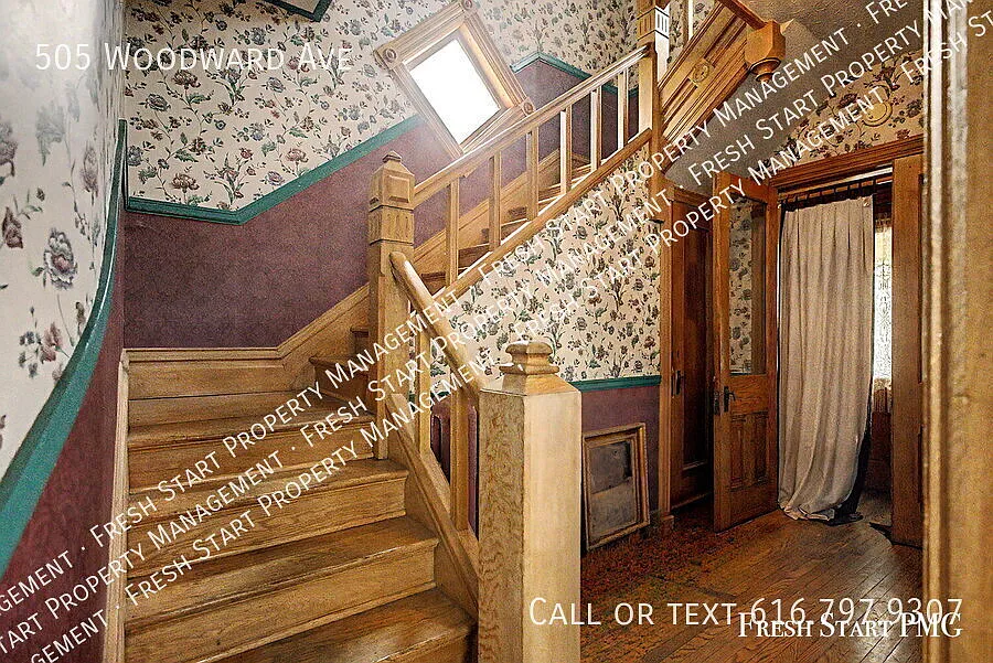 Spacious 6-Bed, 4-Bath in Kalamazoo Near Western Michigan University and Kalamazoo College and Do... — Photo 2