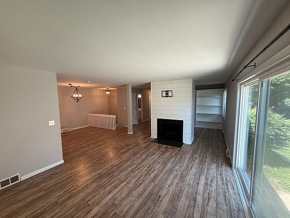 3rd image of 904 Bluffway Dr #902