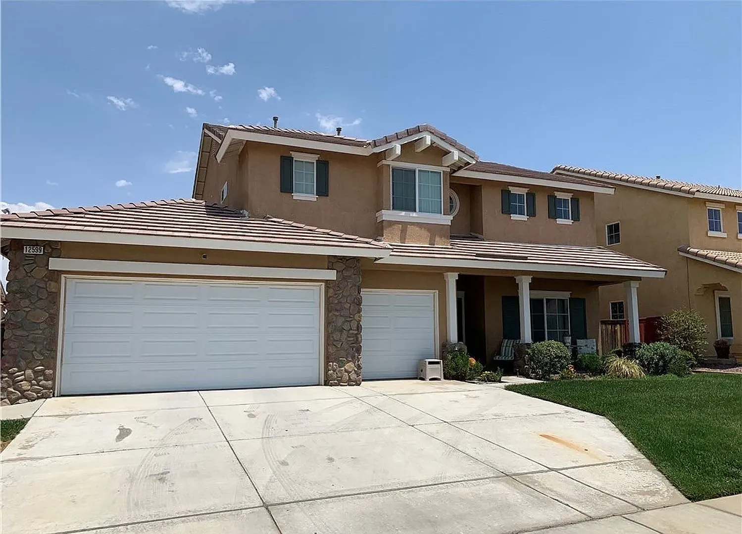3 bed, 2.5 bath, 2399 sqft, $2,495 — Photo 1