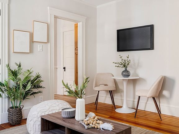 5th image of 126 Kinnaird St #2