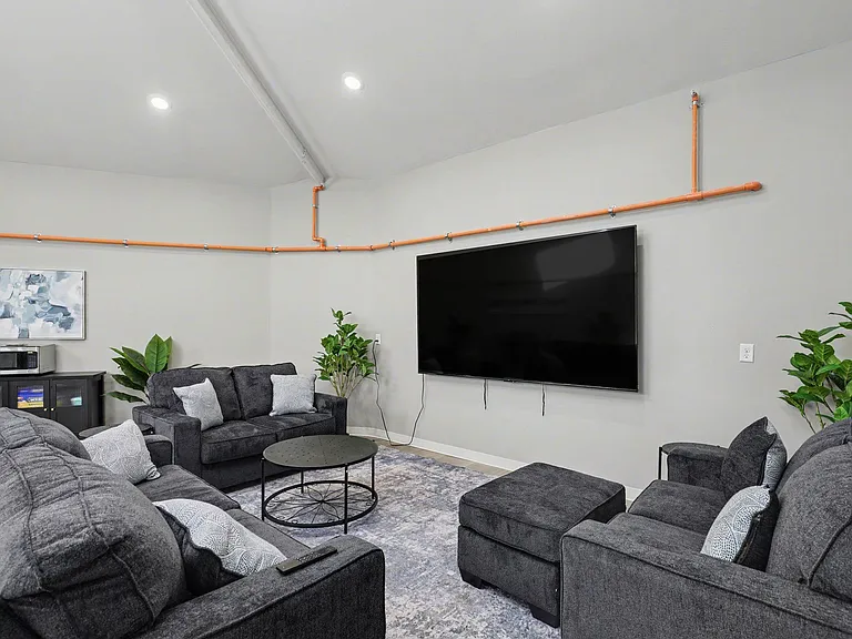 Mayfair Apartments — Photo 28