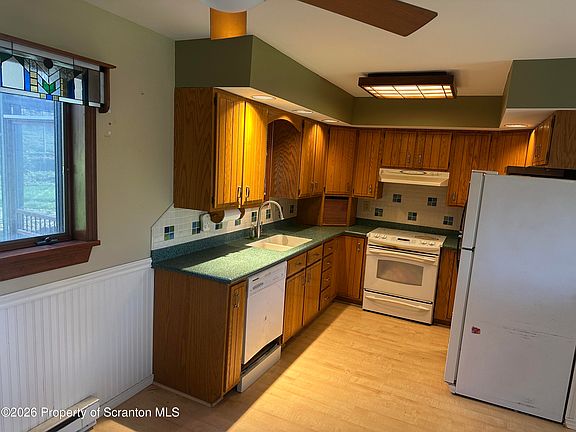 4th image of 13 Fieldstone Dr