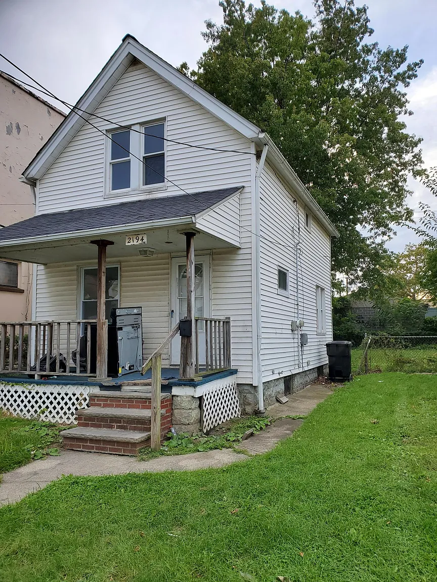 2194 W 105th St photo 1