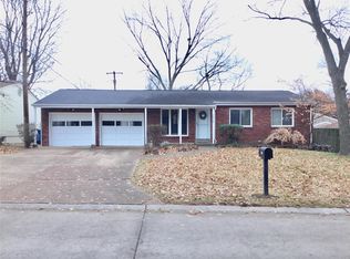 2926 Foxwood Dr, Maryland Heights, MO 63043