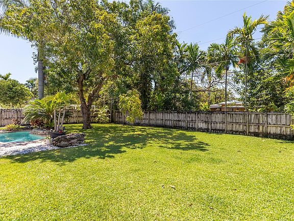3rd image of 2010 Alamanda Dr