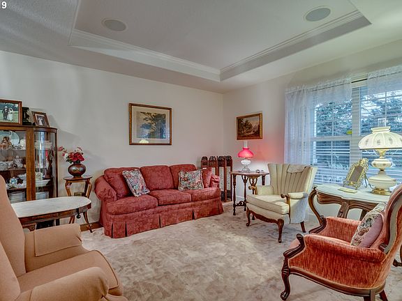 5th image of 579 NE Caden Ave