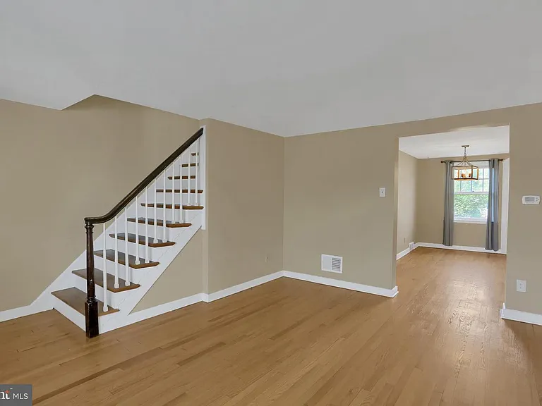 251 W Willow St — Photo 3