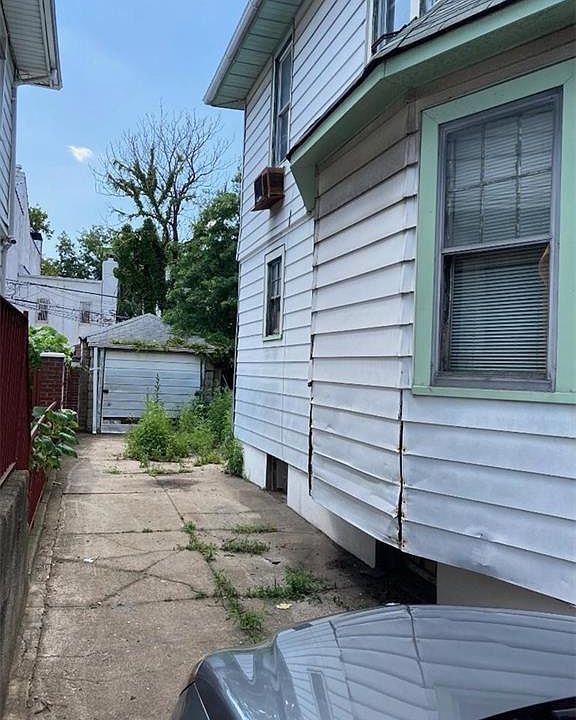 2nd image of 1544 W 9th St