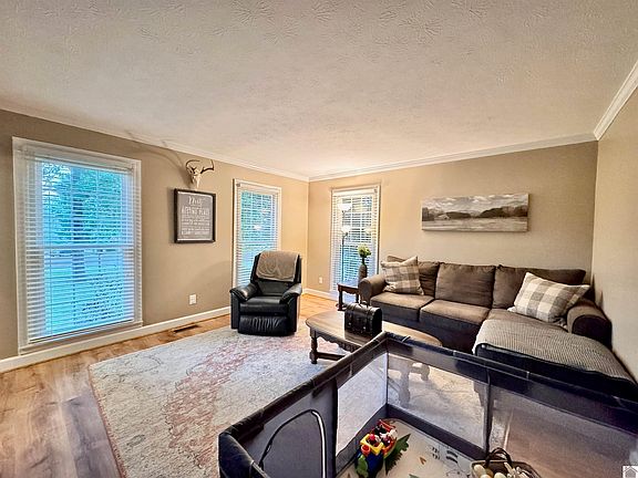 4th image of 180 Palisades Cir