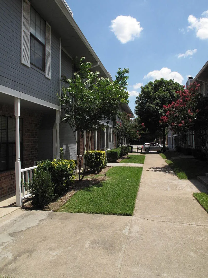 RHICK — Photo 1