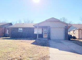 1016 NW 20th St, Moore, OK 73160