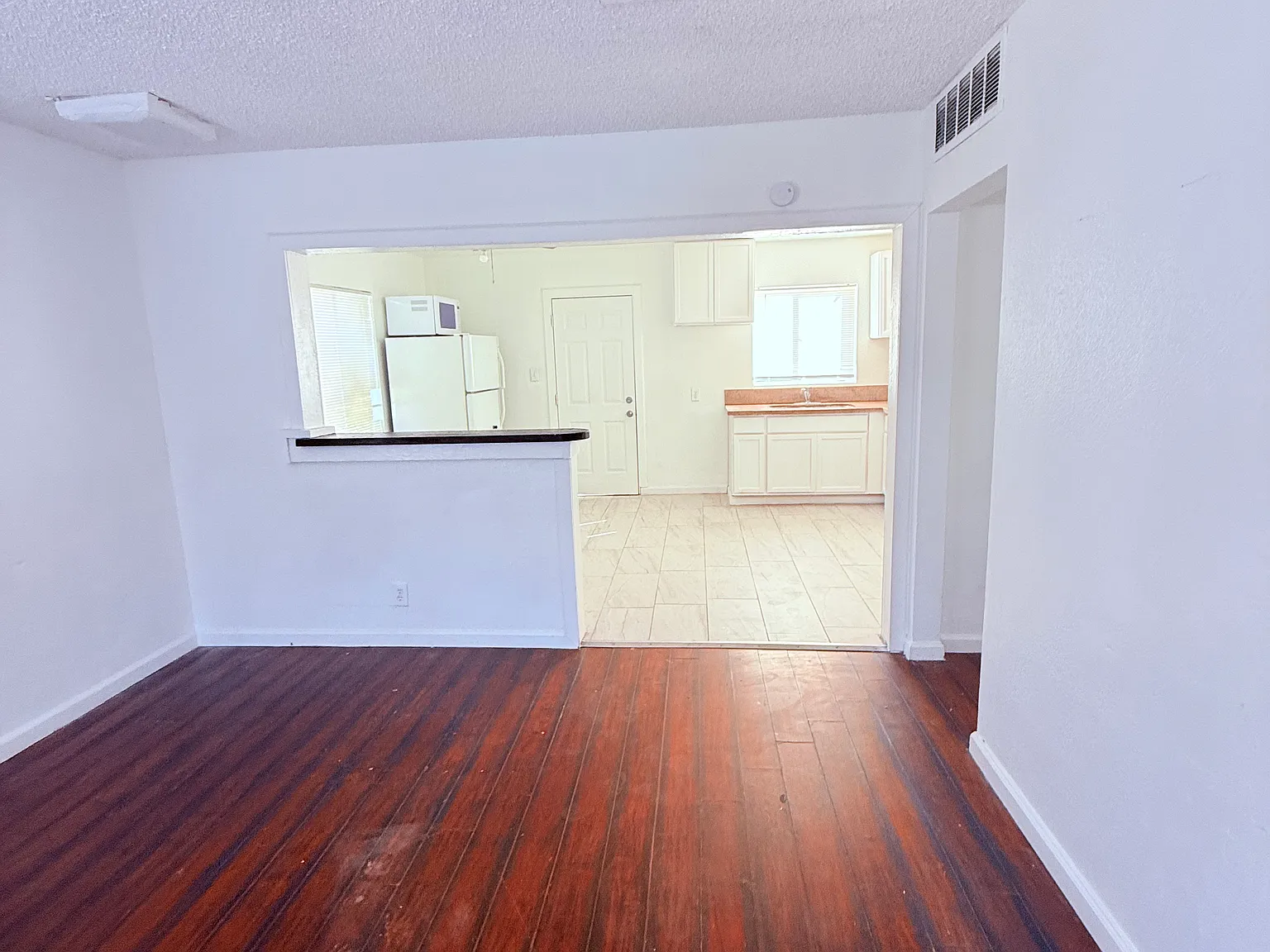 3 bed, 1045 sqft, $1,790 — Photo 4
