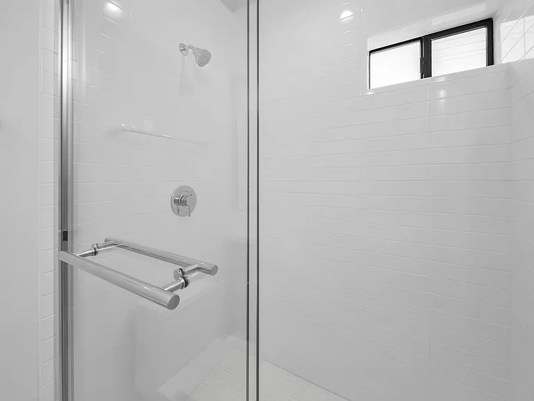 11516 Victory Blvd — Photo 38