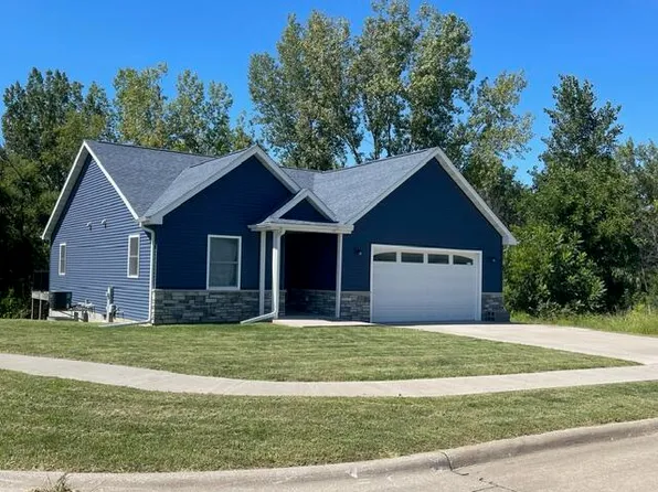 1816 Cobblestone Dr, Muscatine, IA 52761