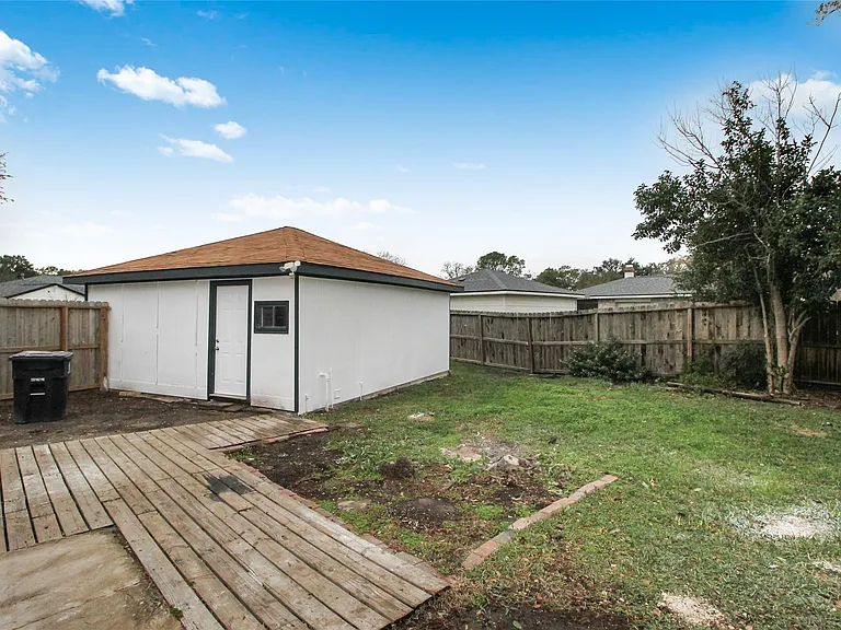 10534 Huntington Wood Dr — Photo 22