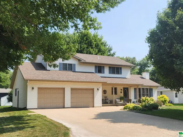 105 Michigan Ave SW, Orange City, IA 51041