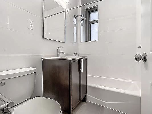 5th image of 4 Park Ave APT 21D