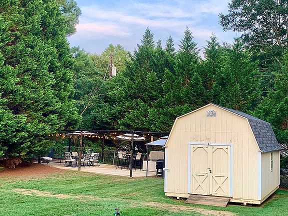 Spacious shed & patio area 