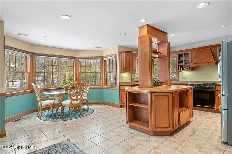 3rd image of 122 Equinox Drive