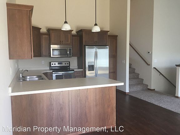 5th image of 923 Eaglewood Ave W
