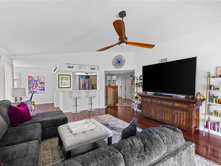 6290 Bellerive Ave #105 — Photo 9