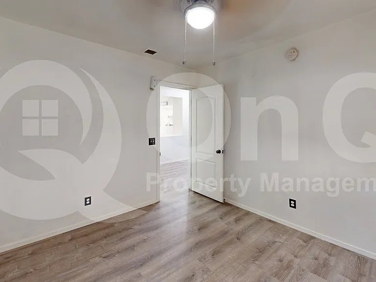 2735 E Liverpool Dr — Photo 11