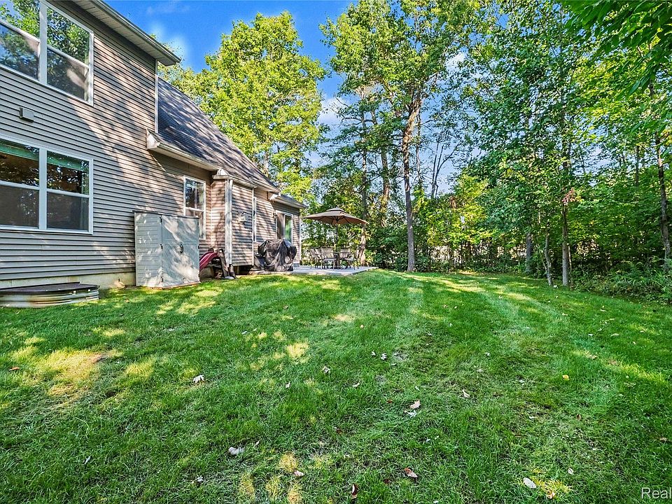 1084 Woods Edge Dr, photo 3