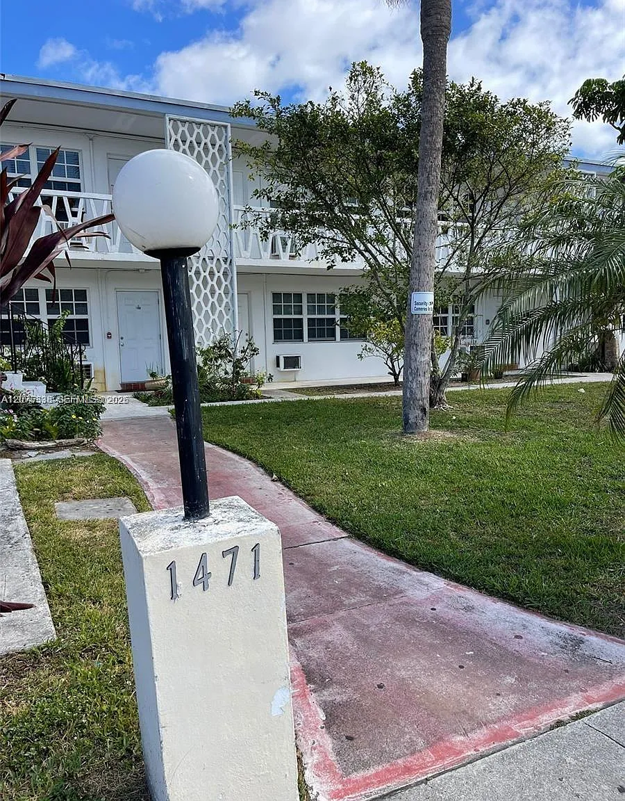 Colonial Court Condo Bldg — Photo 3