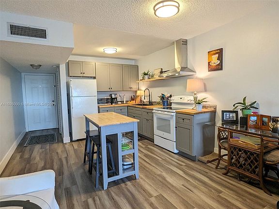4th image of 1555 W 44th Pl APT 303