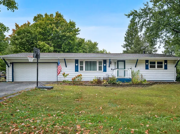 8468 Carriage Hills Rd, Bloomington, IL 61705