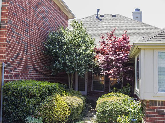 3rd image of 1124 Memorial Dr