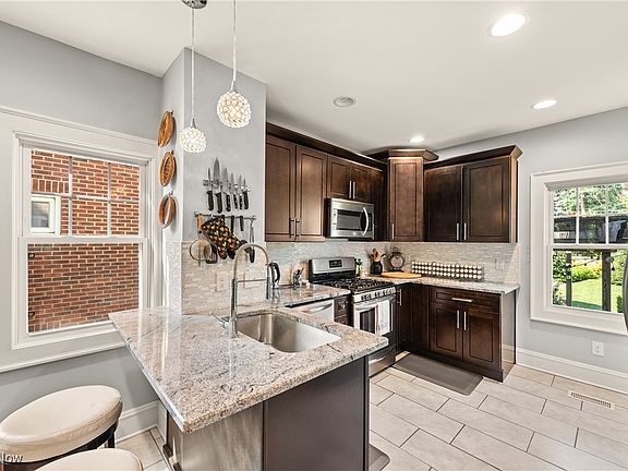 4th image of 1060 Forest Cliff Dr