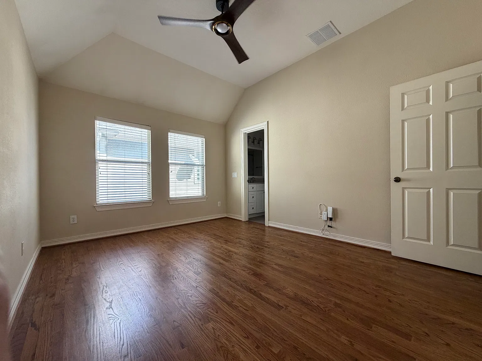 3 bed, 3.5 bath, 2238 sqft, $1,400 — Photo 3
