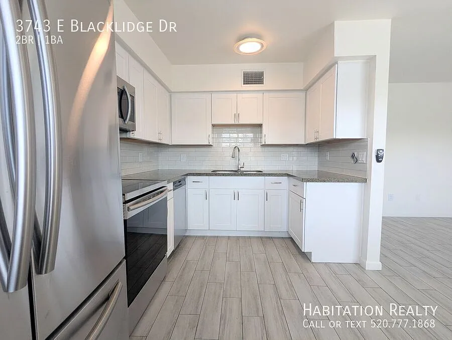 Beautifully renovated 2bd/1bath brick home in central Tucson, with mountain views! — Photo 2