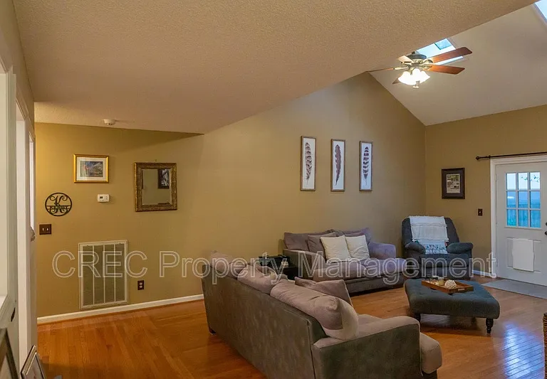 114 Queensbury Cir — Photo 6