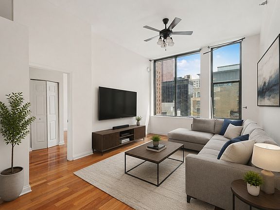5th image of 8 W Monroe St APT 902