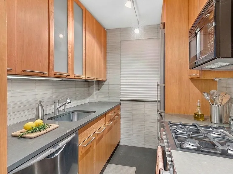 440 E 62nd St #16G — Photo 6