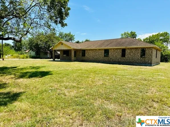 22 W 3rd St, Bloomington, TX 77951