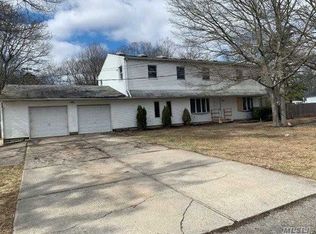 208 Newburgh Ave, Medford, NY 11763
