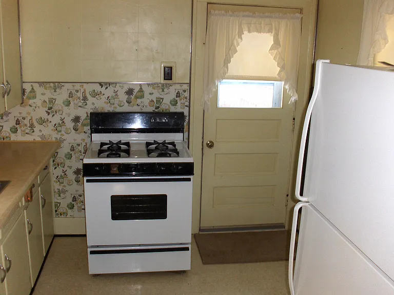 927 Forest Ave — Photo 5