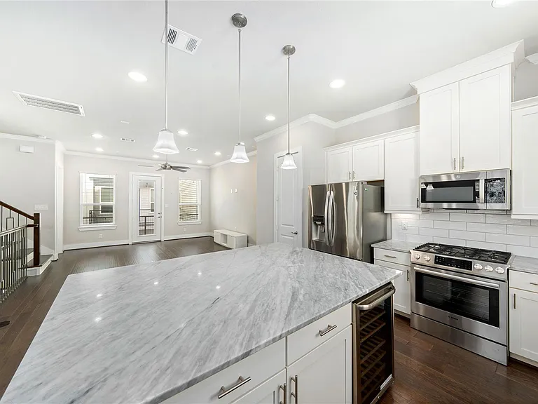 420 W 28th St #D — Photo 9