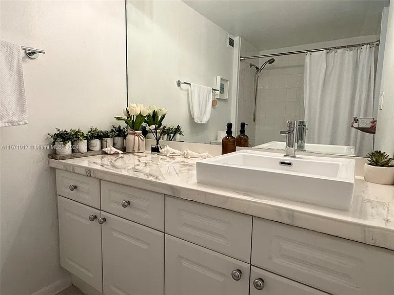 2301 Collins Ave #619 — Photo 9