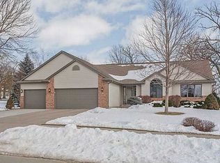 60 Shelly Dr, Robins, IA 52328