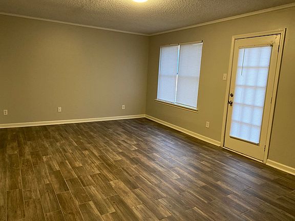 4th image of 150 Stratford Ln